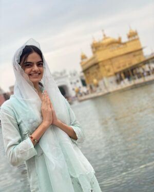 Ruhanika Dhawan Instagram - Every visit to Sri Harmandir Sahib is a reminder that we are all one. This sacred place is a reminder that we are all connected in the eyes of God. 
Shukr🙏🏻 #amritsar #harmandirsahib #goldentemple