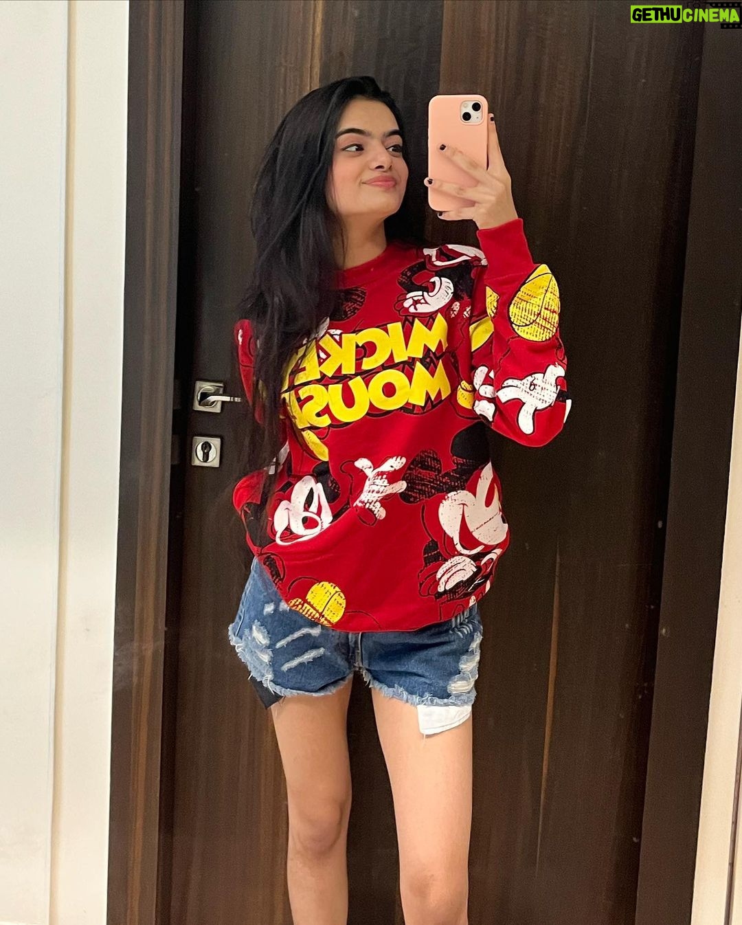 Ruhanika Dhawan Instagram - Brown or Red ? Which one would you pick? #allforthegram #comment #GoBonkersOnDisney