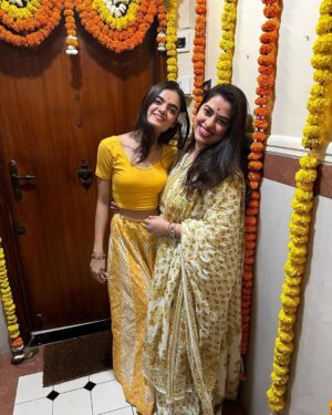 Ruhanika Dhawan Instagram - मेरे अपनों के लिए, मेरे सपनों के लिए, मेरे आज के लिये, मेरे भविष्यं के लिये, मेरे हर अच्छे और कठिन समय के लिए में परमात्मा का धन्यवाद करती हूँ। ... मैं सदा अपने ईश्वर, गुरु,पिता माता, पृथिवी,के आगे  सिर झुकाती रहु... 🙏🏻
