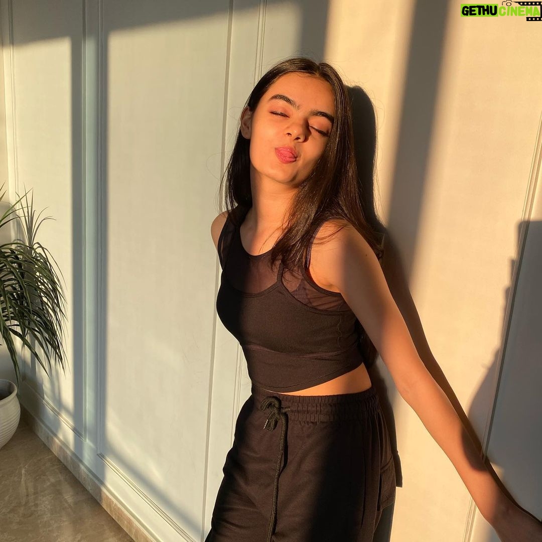 Ruhanika Dhawan Instagram - Touched by gold! #goldenhour