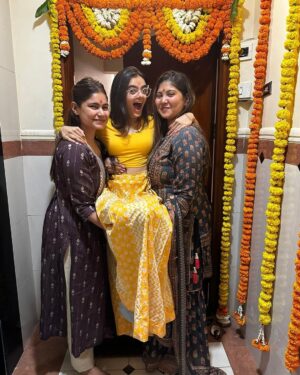 Ruhanika Dhawan Instagram - मेरे अपनों के लिए, मेरे सपनों के लिए, मेरे आज के लिये, मेरे भविष्यं के लिये, मेरे हर अच्छे और कठिन समय के लिए में परमात्मा का धन्यवाद करती हूँ। ... मैं सदा अपने ईश्वर, गुरु,पिता माता, पृथिवी,के आगे  सिर झुकाती रहु... 🙏🏻