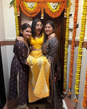 Ruhanika Dhawan Instagram - मेरे अपनों के लिए, मेरे सपनों के लिए, मेरे आज के लिये, मेरे भविष्यं के लिये, मेरे हर अच्छे और कठिन समय के लिए में परमात्मा का धन्यवाद करती हूँ। ... मैं सदा अपने ईश्वर, गुरु,पिता माता, पृथिवी,के आगे  सिर झुकाती रहु... 🙏🏻