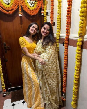 Ruhanika Dhawan Instagram - मेरे अपनों के लिए, मेरे सपनों के लिए, मेरे आज के लिये, मेरे भविष्यं के लिये, मेरे हर अच्छे और कठिन समय के लिए में परमात्मा का धन्यवाद करती हूँ। ... मैं सदा अपने ईश्वर, गुरु,पिता माता, पृथिवी,के आगे  सिर झुकाती रहु... 🙏🏻
