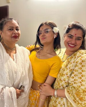 Ruhanika Dhawan Instagram - मेरे अपनों के लिए, मेरे सपनों के लिए, मेरे आज के लिये, मेरे भविष्यं के लिये, मेरे हर अच्छे और कठिन समय के लिए में परमात्मा का धन्यवाद करती हूँ। ... मैं सदा अपने ईश्वर, गुरु,पिता माता, पृथिवी,के आगे  सिर झुकाती रहु... 🙏🏻