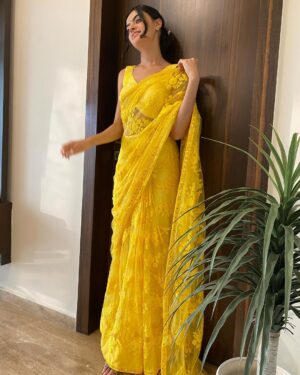 Ruhanika Dhawan Instagram - First time in a Saree❤️

Sarees are 6 yards of beauty and grace. Also, this saree is designed and styled by my mommy. #saree #ruhaanikadhawan #fyp #chotidiwali