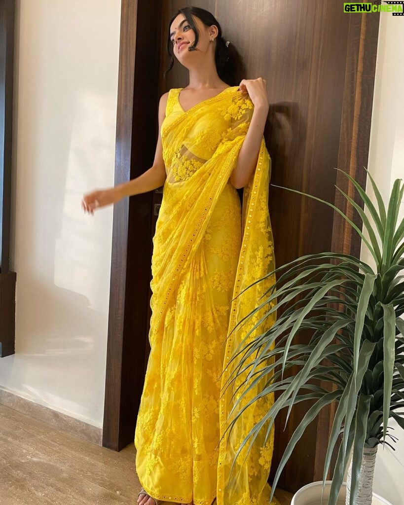 Ruhanika Dhawan Instagram - First time in a Saree❤️ Sarees are 6 yards of beauty and grace. Also, this saree is designed and styled by my mommy. #saree #ruhaanikadhawan #fyp #chotidiwali