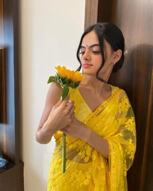 Ruhanika Dhawan Instagram - First time in a Saree❤️

Sarees are 6 yards of beauty and grace. Also, this saree is designed and styled by my mommy. #saree #ruhaanikadhawan #fyp #chotidiwali