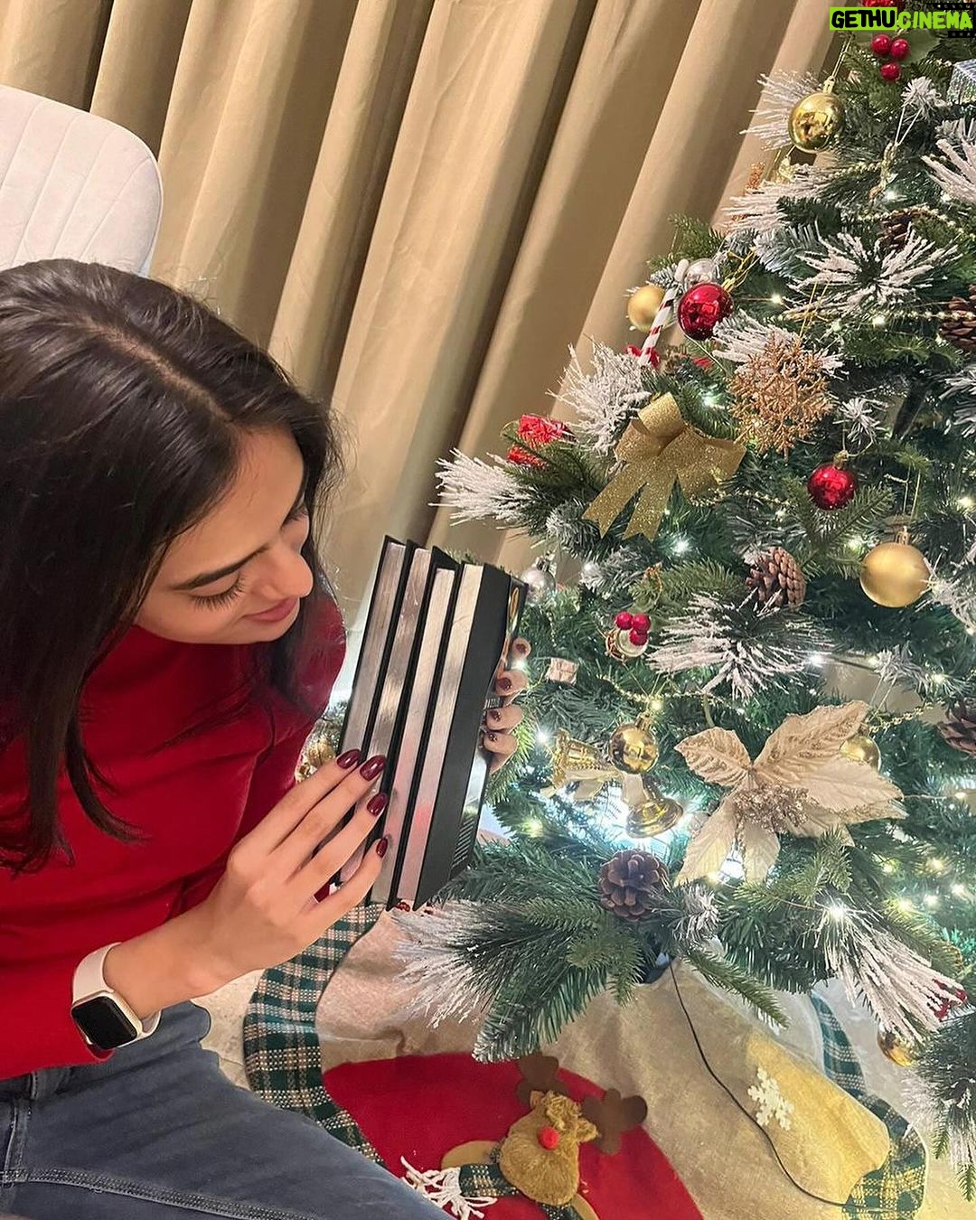 Ruhanika Dhawan Instagram - Dad...or rather I should say my real-life Santa’s festive surprise just made this Christmas extra special! 🎄✨ Unwrapping the magic of ‘Youva Dazzle’ journals, turning every thought into a sparkling memory.📓💖 Grateful for these heartwarming moments and the creativity that my dad inspires. Wishing you all a season filled with love, joy, and a touch of sparkle! ✨🎁 #Dazzle #Journals #YouvaWorld #festive #Youva #YouvaSatinFabric #caseboundnotebook #satincovers #journal #sequence #Learn #Think #create #trend #trending #buynow #ChristmasMagic #youvaproducts #festivegifts #ruhaanikaforyouva #ruhaanikadhawan #fyp