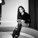 Ruhi Chaturvedi Instagram - Tum log mujhe doondh rahe ho aur main tumhara yahaan intezaar kar rahi hun 🖤 . . . Styled by @rehanshahdesigns Pic by @lensationnnnn . . . #fashionshot #needtodothismoreoften
