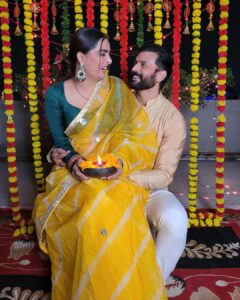 Ruhi Chaturvedi Instagram - Ladoo aur Imarti ki taraf se दिवाली की हार्दिक शुभकामनाएं 💥 . . . Shiv's outfit @khushbooandpankaj Saree by @sutraattire Styled by @seam_stress_by_rajludhwani . . . #shivkirooh #pyaarwalidiwali #meethaeewalidiwali