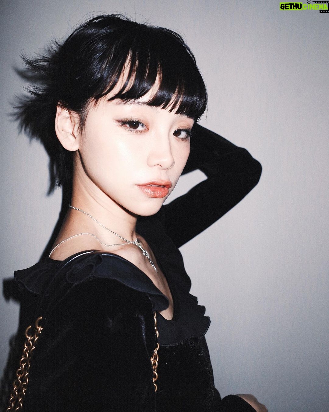 Ruka Instagram - THREE 2024 SPRING MAKEUP COLLECTION“DELICIOUS DETOURシリーズ 2023年12月26日(火)公式オンラインショップ先行発売になりました 素敵なアイテム🩷がいっぱいー 早速試してみたよ! アイライナーは赤茶色ぽいのX06 マスカラは06ちょっと軽いbrown アイシャドウとチークはグラムトーンカラーカスタードEX02 超かわいいキラキラ系のピンクをつけてみたよーう 目もと、チーク、リップ、眉まで自由自在に使えるカラーバーム。 とても使えやすい〜 一緒にプレイフルな春を楽しもう🩷 @threecosmetics #DeliciousDetour_THREE #グラムトーンカラーカスタード #pr