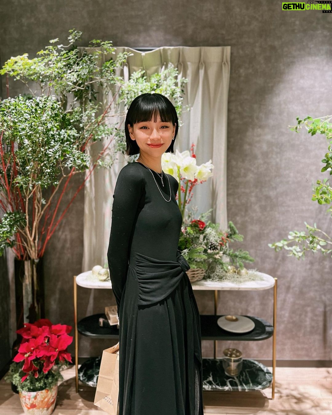 Ruka Instagram - 忙しい年末年始 特に最近仕事バタバタ移動が多くて 肌も疲れてる、 先日いつも通ってる @perleclinic で 肌の年末メンテナンスをしにー @dr.satomi とカウンセリングして 肌のたるみ引締め治療効果高いサーマジェンに初めてしてみた、 RF(ラジオ波)いう高周波エネルギーを照射するお肌を引き締める治療だった、 全然痛みも無く温かくて、心地よい治療でした 直後すぐ肌が引き締めた実感もあった✨ 3ヶ月に1回のサイクルで続くことがおすすめらしい 年末年始バタバタの中 ストレスと疲れなどで 肌のトラブルも増える時期、 一緒にスキンケアを頑張ろ🫂🌹✨