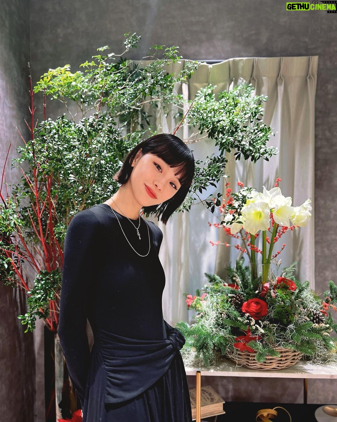 Ruka Instagram - 忙しい年末年始 特に最近仕事バタバタ移動が多くて 肌も疲れてる、 先日いつも通ってる @perleclinic で 肌の年末メンテナンスをしにー @dr.satomi とカウンセリングして 肌のたるみ引締め治療効果高いサーマジェンに初めてしてみた、 RF(ラジオ波)いう高周波エネルギーを照射するお肌を引き締める治療だった、 全然痛みも無く温かくて、心地よい治療でした 直後すぐ肌が引き締めた実感もあった✨ 3ヶ月に1回のサイクルで続くことがおすすめらしい 年末年始バタバタの中 ストレスと疲れなどで 肌のトラブルも増える時期、 一緒にスキンケアを頑張ろ🫂🌹✨