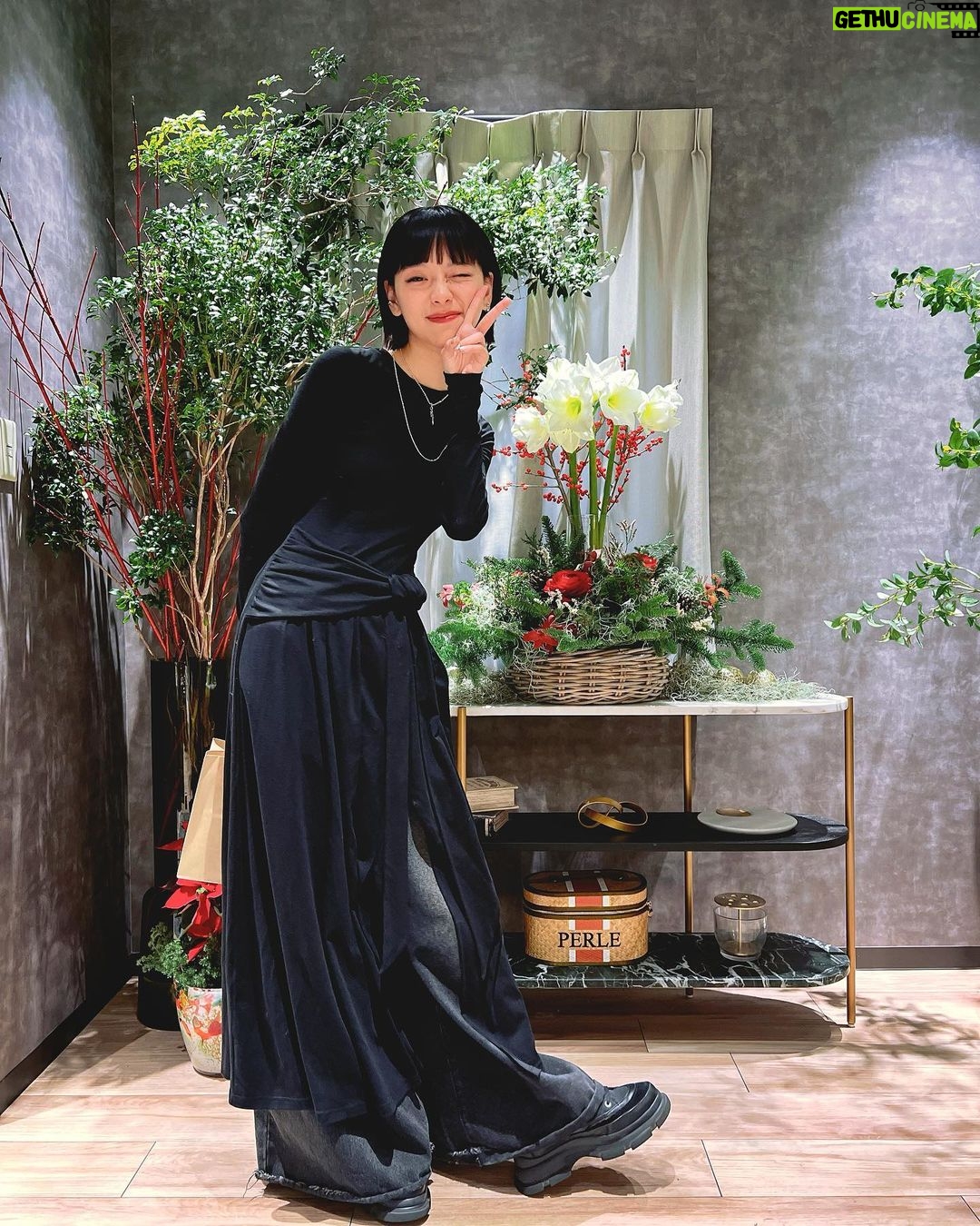 Ruka Instagram - 忙しい年末年始 特に最近仕事バタバタ移動が多くて 肌も疲れてる、 先日いつも通ってる @perleclinic で 肌の年末メンテナンスをしにー @dr.satomi とカウンセリングして 肌のたるみ引締め治療効果高いサーマジェンに初めてしてみた、 RF(ラジオ波)いう高周波エネルギーを照射するお肌を引き締める治療だった、 全然痛みも無く温かくて、心地よい治療でした 直後すぐ肌が引き締めた実感もあった✨ 3ヶ月に1回のサイクルで続くことがおすすめらしい 年末年始バタバタの中 ストレスと疲れなどで 肌のトラブルも増える時期、 一緒にスキンケアを頑張ろ🫂🌹✨