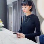 Ruka Instagram - 忙しい年末年始 特に最近仕事バタバタ移動が多くて 肌も疲れてる、 先日いつも通ってる @perleclinic で 肌の年末メンテナンスをしにー @dr.satomi とカウンセリングして 肌のたるみ引締め治療効果高いサーマジェンに初めてしてみた、 RF（ラジオ波）いう高周波エネルギーを照射するお肌を引き締める治療だった、 全然痛みも無く温かくて、心地よい治療でした 直後すぐ肌が引き締めた実感もあった✨ 3ヶ月に1回のサイクルで続くことがおすすめらしい 年末年始バタバタの中 ストレスと疲れなどで 肌のトラブルも増える時期、 一緒にスキンケアを頑張ろ🫂🌹✨