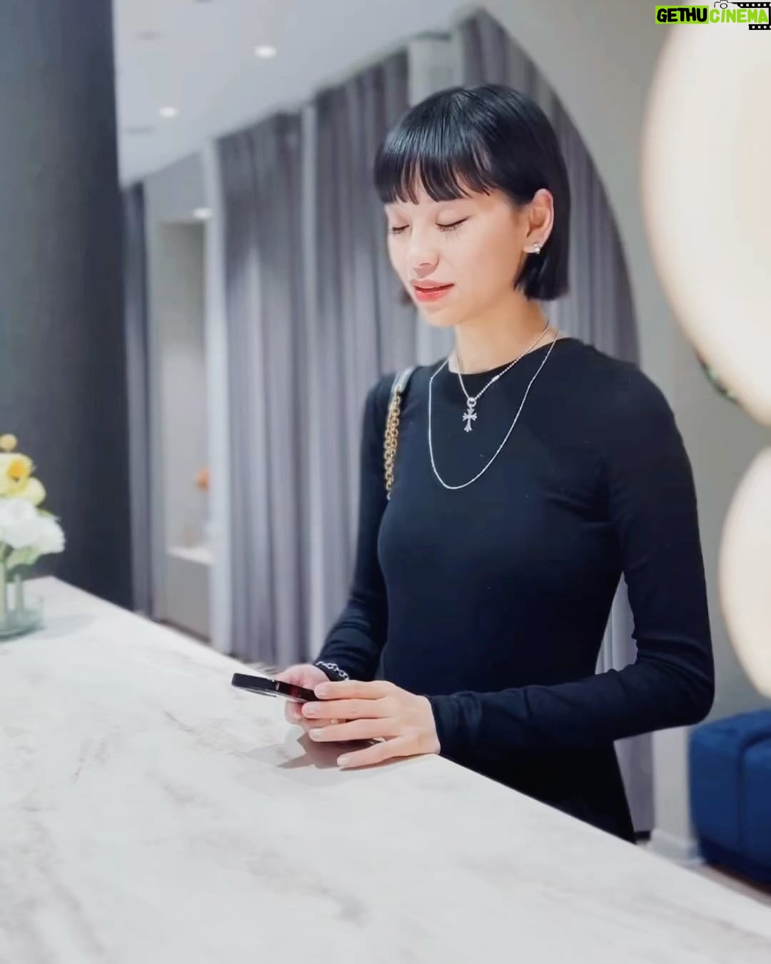 Ruka Instagram - 忙しい年末年始 特に最近仕事バタバタ移動が多くて 肌も疲れてる、 先日いつも通ってる @perleclinic で 肌の年末メンテナンスをしにー @dr.satomi とカウンセリングして 肌のたるみ引締め治療効果高いサーマジェンに初めてしてみた、 RF(ラジオ波)いう高周波エネルギーを照射するお肌を引き締める治療だった、 全然痛みも無く温かくて、心地よい治療でした 直後すぐ肌が引き締めた実感もあった✨ 3ヶ月に1回のサイクルで続くことがおすすめらしい 年末年始バタバタの中 ストレスと疲れなどで 肌のトラブルも増える時期、 一緒にスキンケアを頑張ろ🫂🌹✨