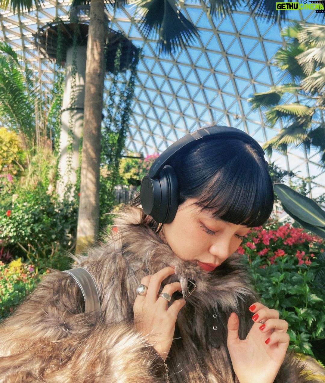 Ruka Instagram - 【Sponsored】 あっという間12月に入って、年末気分だね! ちゃんと寒くなって、ふわふわの上着といつも良い音楽を贈ってくれるクールブラックなヘッドホン良い感じに、おしゃれな組み合わせで良い冬を迎えそう〜⛄️ #PR #ソニーのヘッドホン #styles #WHCH720N Sponsored by Sony Marketing Inc.
