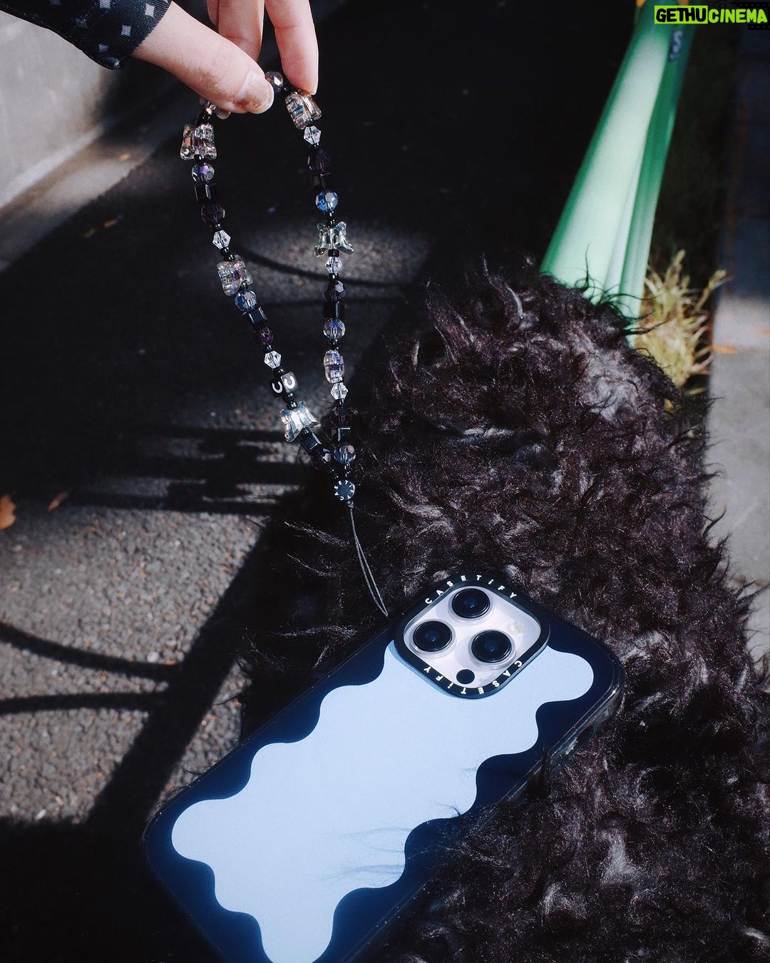Ruka Instagram - CASETiFYのかわいいインパクトケースゲット❤️ 水色とブラックのポップなデザインを気に入り スマホショルダーダークかわいいな🦋光の反射でキラキラになる素材とても好きー @CASETiFY_JP で使える10%OFFのプロモコード:10RUKA #PR #CASETiFY #ShowYourColors #iPhone15 @casetify_jp @casetify #スマホショルダー