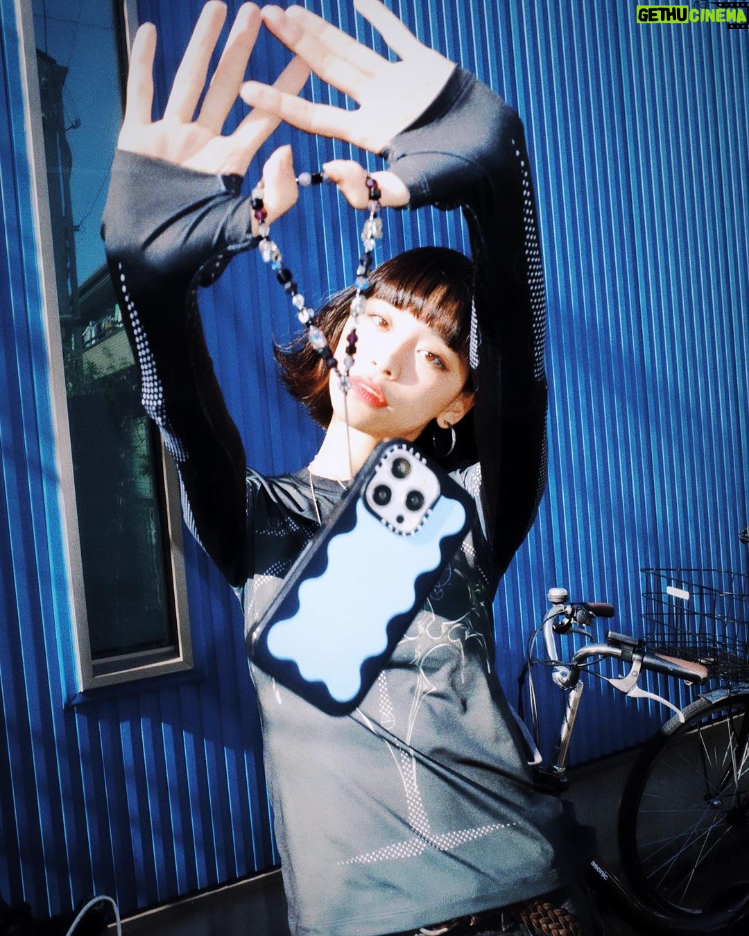Ruka Instagram - CASETiFYのかわいいインパクトケースゲット❤️ 水色とブラックのポップなデザインを気に入り スマホショルダーダークかわいいな🦋光の反射でキラキラになる素材とても好きー @CASETiFY_JP で使える10%OFFのプロモコード:10RUKA #PR #CASETiFY #ShowYourColors #iPhone15 @casetify_jp @casetify #スマホショルダー