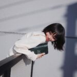 Ruka Instagram - 最近寒くなったけど 冬の太陽昼間明るくて暖かい☀️❣️ ちょっとオーバーサイズクリーミー色のかわいいデザインスウェットと ベイカー風な短パンでちょっと肌見せるのは好きー 寒いから長めのブーツにした👢 今回の主役は新作として登場した、 新アイコンバッグ「ケイト・スペード ダコタ」 モダンなクロコエンボスレザーデザインと 光沢感のあるチェーンストラップとレザークロスボディストラップが付属し変化自在✨ 色んな気分やシーンによってムードを変えるのも楽しみの一つ✨ 2023の冬も色々これからもっと楽しもう！⛄️🌈✨ #katespadejapan #katespadenydakota #ケイトスペード