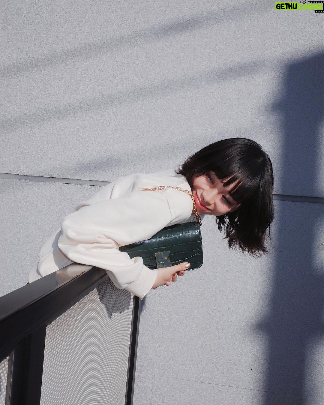 Ruka Instagram - 最近寒くなったけど 冬の太陽昼間明るくて暖かい☀️❣️ ちょっとオーバーサイズクリーミー色のかわいいデザインスウェットと ベイカー風な短パンでちょっと肌見せるのは好きー 寒いから長めのブーツにした👢 今回の主役は新作として登場した、 新アイコンバッグ「ケイト・スペード ダコタ」 モダンなクロコエンボスレザーデザインと 光沢感のあるチェーンストラップとレザークロスボディストラップが付属し変化自在✨ 色んな気分やシーンによってムードを変えるのも楽しみの一つ✨ 2023の冬も色々これからもっと楽しもう!⛄️🌈✨ #katespadejapan #katespadenydakota #ケイトスペード
