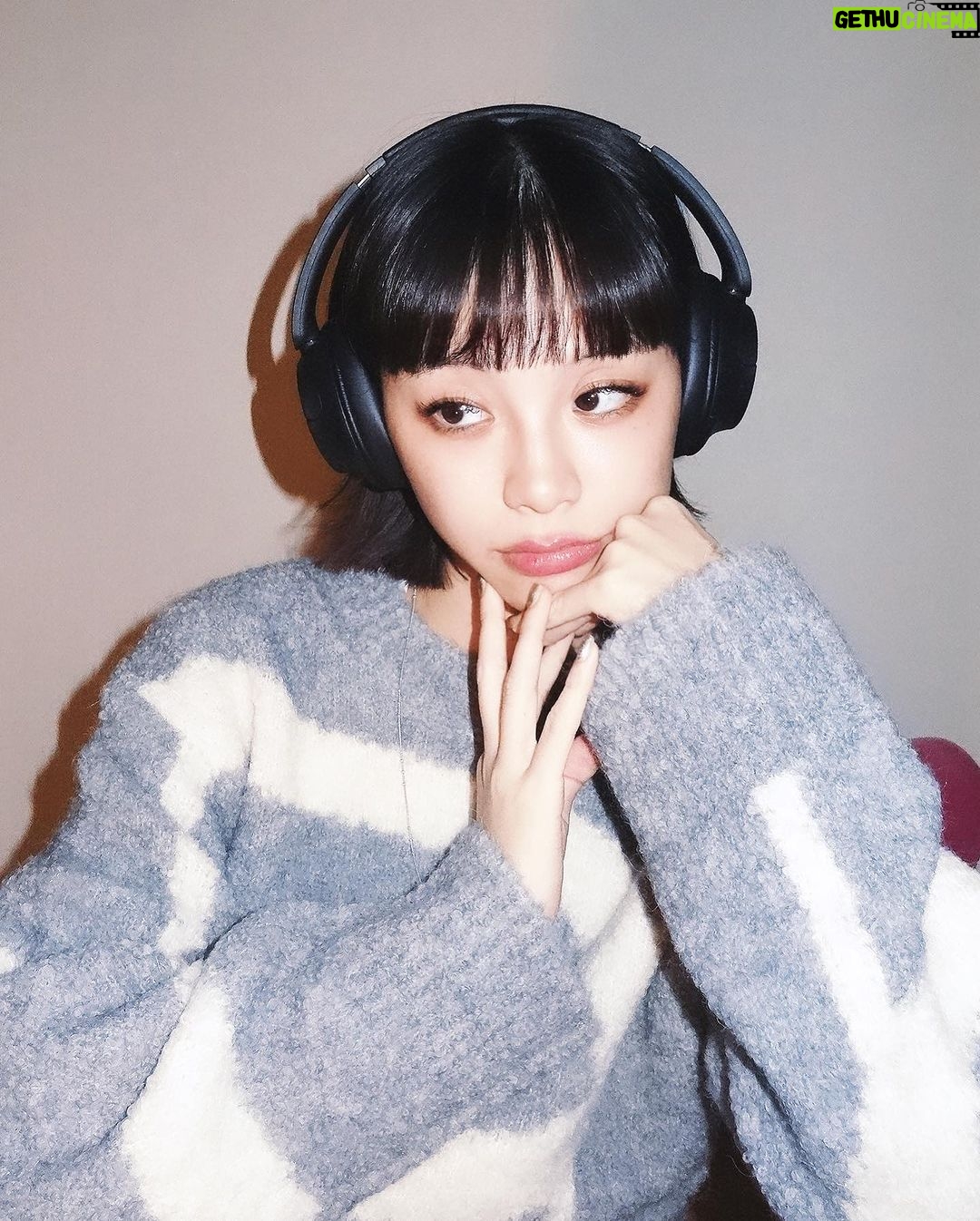 Ruka Instagram - 【Sponsored】 冬に入った今も ヘッドホンを主役に ふわふわ暖かいニット 🧶と一緒に登場 ちょっとオーバーサイズの方が好きー ブラックのヘッドホンと冬モードに切り替え 冬も好きな音楽と一緒にたくさん思い出作 ろうね🏻🏻✨ #PR #ソニーのヘッドホン #styles #WHCH720N Sponsored by Sony Marketing Inc.