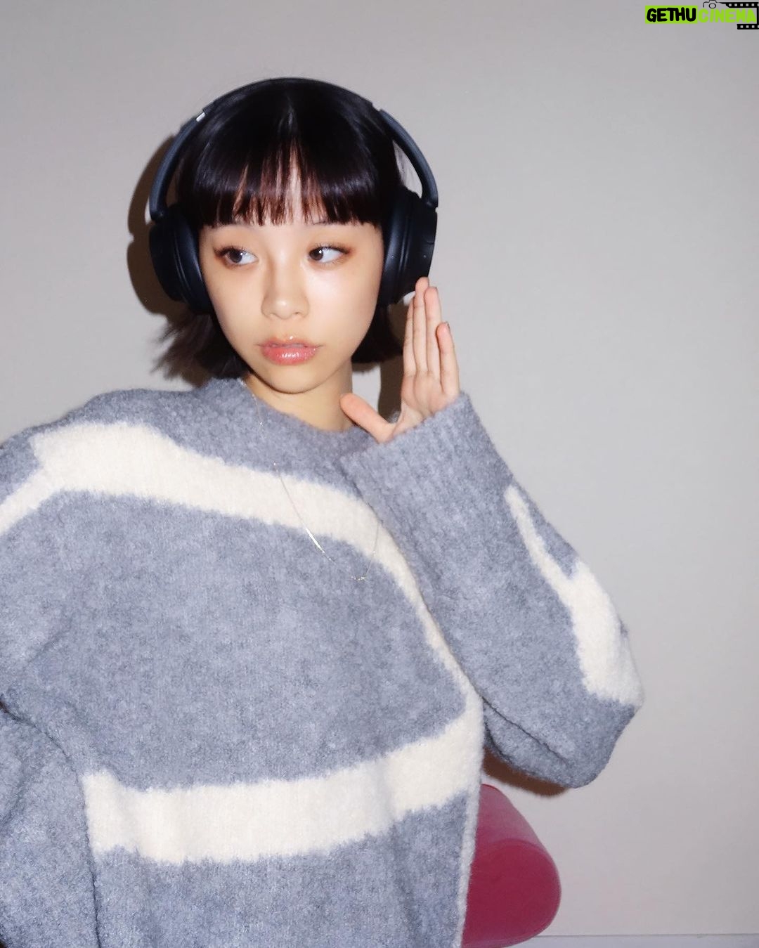 Ruka Instagram - 【Sponsored】 冬に入った今も ヘッドホンを主役に ふわふわ暖かいニット 🧶と一緒に登場 ちょっとオーバーサイズの方が好きー ブラックのヘッドホンと冬モードに切り替え 冬も好きな音楽と一緒にたくさん思い出作 ろうね🏻🏻✨ #PR #ソニーのヘッドホン #styles #WHCH720N Sponsored by Sony Marketing Inc.
