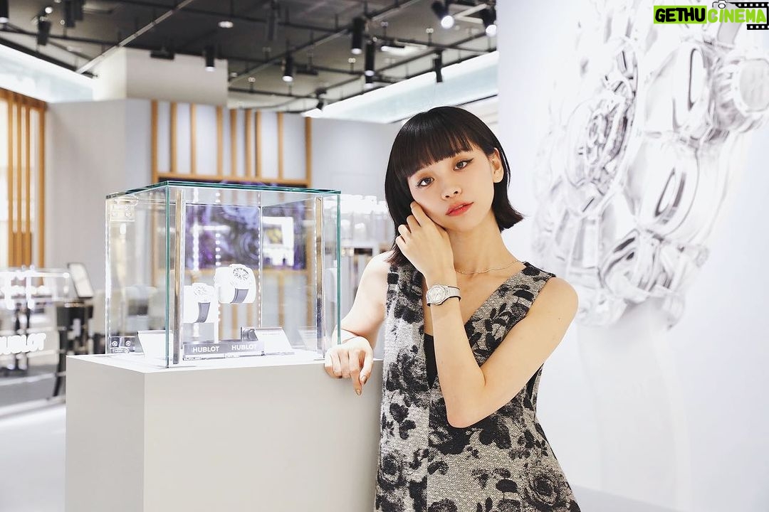 Ruka Instagram - 先日、ウブロのポップアップブティック「HUBLOT LOVES ART」に早速お邪魔しました。 色んな素敵な時計の中、 アーティスト村上隆氏とのコラボレーションモデル「MP-15 タカシムラカミ トゥールビヨン サファイア」がとても可愛くて印象的だったよ しかも世界限定50本の特別な時計らしい⌚️🌼とてもレアですね 2023年11月22日(水)から11月28日(火)まで、伊勢丹新宿店本館1階 ザ・ステージにて開催されています 是非遊びに行ってみてね🌼✨ #pr #ad #Hublot #ウブロ
