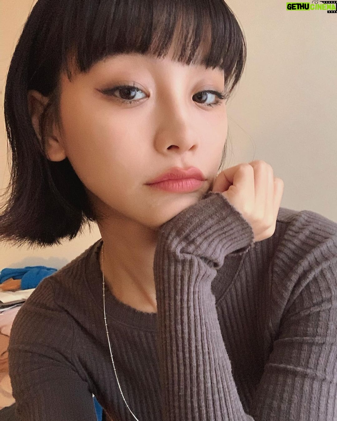 Ruka Instagram - 先日アンチエイジングケアをしに @perleclinic 行ってきました🌼 @dr.satomi 先生が丁寧に自分の悩みを聞いてカウンセリングしてもらって、 最適の治療を提案してくれたよ💭 今回はシワ防止とフェイスラインリフトのためボトックスを施術し、 あと年齢と共に肌がコラーゲンが生成するのも遅くなり、目の下ちょっと凹みを感じるどころにほんのりコラーゲンの注射も初めてしてみた、即改善を実感した❣️ 次からはパーソナルスキン治療で 肌に応じた治療をオーダーメイドで組み立て、治療する。 産後から自分の肌質結構変わって、色んな変化が起きて、 スキンケアこれから頑張ってみたいと思う。 これから肌の変化を楽しみ🫧✨ #パーソナルスキンケア