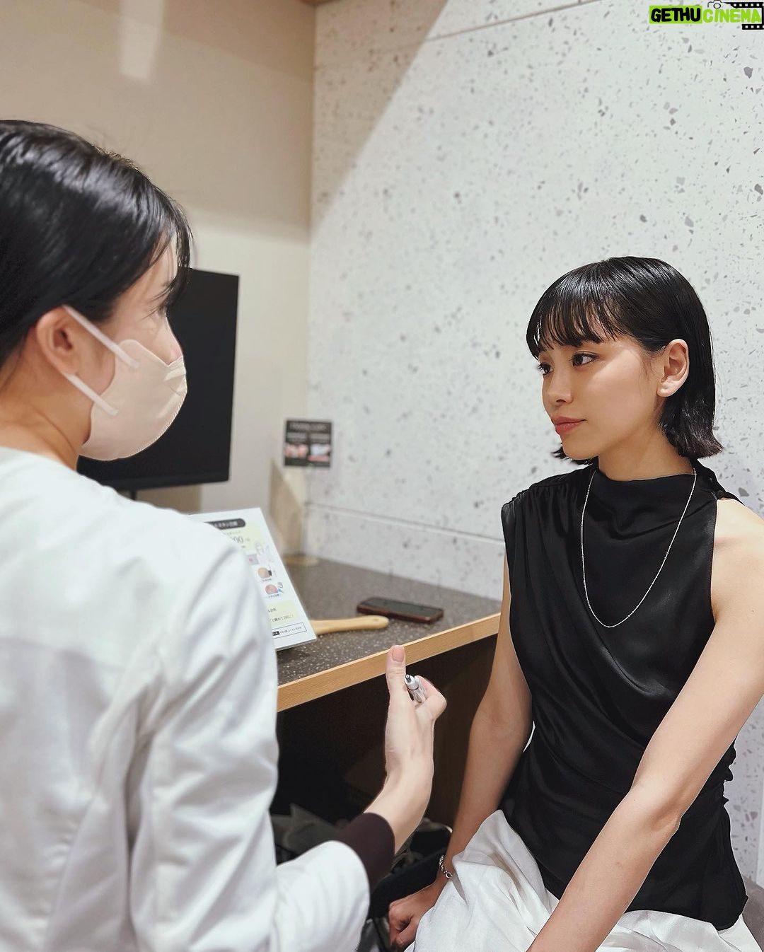 Ruka Instagram - 先日アンチエイジングケアをしに @perleclinic 行ってきました🌼 @dr.satomi 先生が丁寧に自分の悩みを聞いてカウンセリングしてもらって、 最適の治療を提案してくれたよ💭 今回はシワ防止とフェイスラインリフトのためボトックスを施術し、 あと年齢と共に肌がコラーゲンが生成するのも遅くなり、目の下ちょっと凹みを感じるどころにほんのりコラーゲンの注射も初めてしてみた、即改善を実感した❣️ 次からはパーソナルスキン治療で 肌に応じた治療をオーダーメイドで組み立て、治療する。 産後から自分の肌質結構変わって、色んな変化が起きて、 スキンケアこれから頑張ってみたいと思う。 これから肌の変化を楽しみ🫧✨ #パーソナルスキンケア