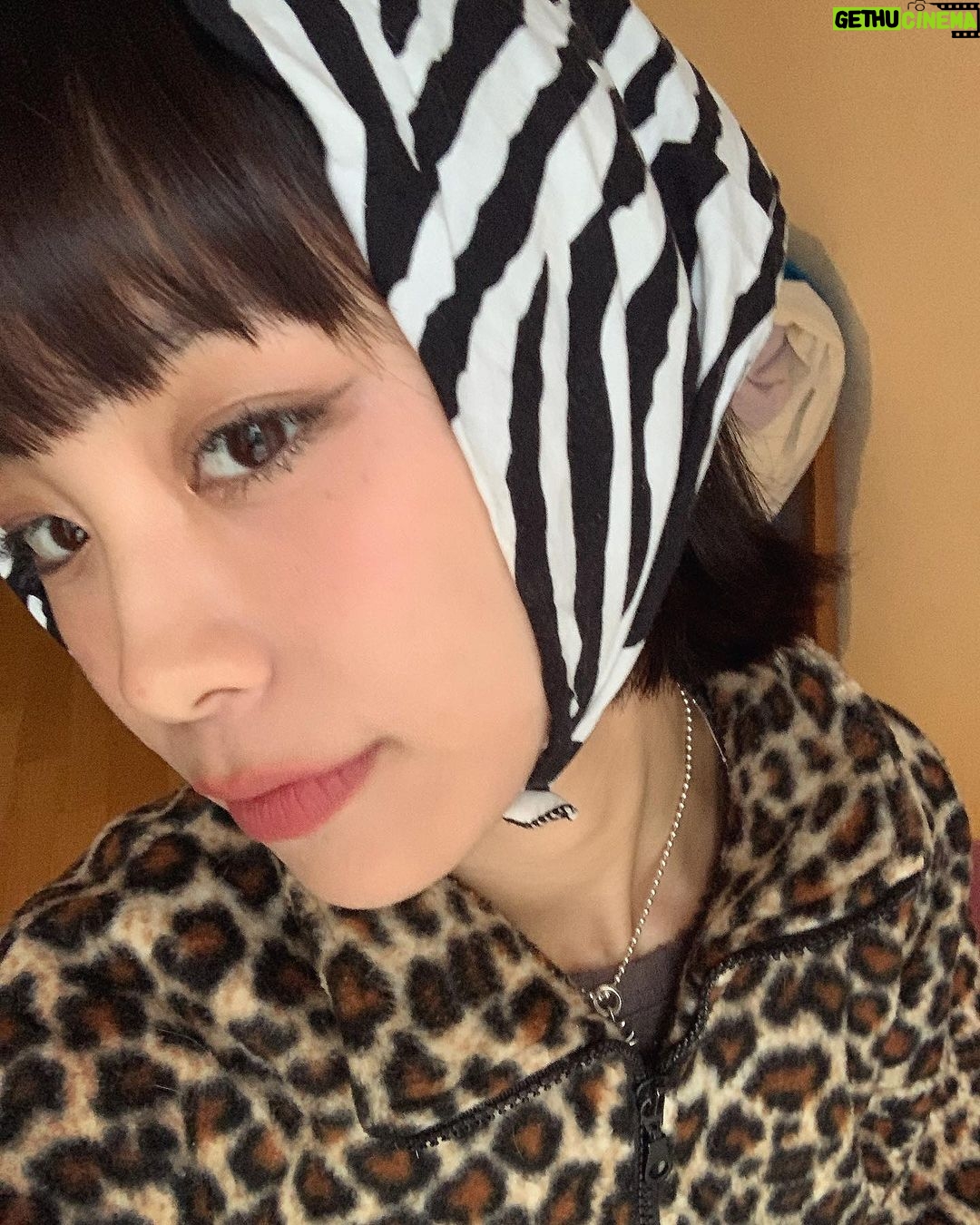 Ruka Instagram - 先日アンチエイジングケアをしに @perleclinic 行ってきました🌼 @dr.satomi 先生が丁寧に自分の悩みを聞いてカウンセリングしてもらって、 最適の治療を提案してくれたよ💭 今回はシワ防止とフェイスラインリフトのためボトックスを施術し、 あと年齢と共に肌がコラーゲンが生成するのも遅くなり、目の下ちょっと凹みを感じるどころにほんのりコラーゲンの注射も初めてしてみた、即改善を実感した❣️ 次からはパーソナルスキン治療で 肌に応じた治療をオーダーメイドで組み立て、治療する。 産後から自分の肌質結構変わって、色んな変化が起きて、 スキンケアこれから頑張ってみたいと思う。 これから肌の変化を楽しみ🫧✨ #パーソナルスキンケア