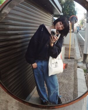 Ruka Instagram - 𝓣𝓸𝓴𝔂𝓸 𝓭𝓪𝓲 𝓵𝔂📸🌷✨
ccd - sony
bag - Dali art
Pants - spelledit
shoes - both paris