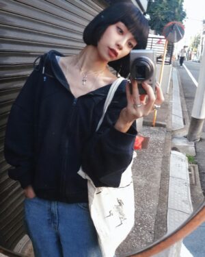 Ruka Instagram - 𝓣𝓸𝓴𝔂𝓸 𝓭𝓪𝓲 𝓵𝔂📸🌷✨
ccd - sony
bag - Dali art
Pants - spelledit
shoes - both paris