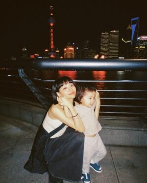 Ruka Instagram - Shanghai vibe with my little boy👼🏻🫶🏻🫧✨
なんか子供の時
親と観光行った時必ずこのような写真が何枚残してた
そのイメージて
今度は自分の子供と撮ってみたーん
大きくなったらみせよー♪
❤️❤️❤️