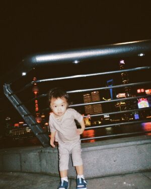 Ruka Instagram - Shanghai vibe with my little boy👼🏻🫶🏻🫧✨
なんか子供の時
親と観光行った時必ずこのような写真が何枚残してた
そのイメージて
今度は自分の子供と撮ってみたーん
大きくなったらみせよー♪
❤️❤️❤️