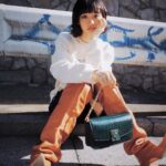 Ruka Instagram - 最近寒くなったけど 冬の太陽昼間明るくて暖かい☀️❣️ ちょっとオーバーサイズクリーミー色のかわいいデザインスウェットと ベイカー風な短パンでちょっと肌見せるのは好きー 寒いから長めのブーツにした👢 今回の主役は新作として登場した、 新アイコンバッグ「ケイト・スペード ダコタ」 モダンなクロコエンボスレザーデザインと 光沢感のあるチェーンストラップとレザークロスボディストラップが付属し変化自在✨ 色んな気分やシーンによってムードを変えるのも楽しみの一つ✨ 2023の冬も色々これからもっと楽しもう！⛄️🌈✨ #katespadejapan #katespadenydakota #ケイトスペード