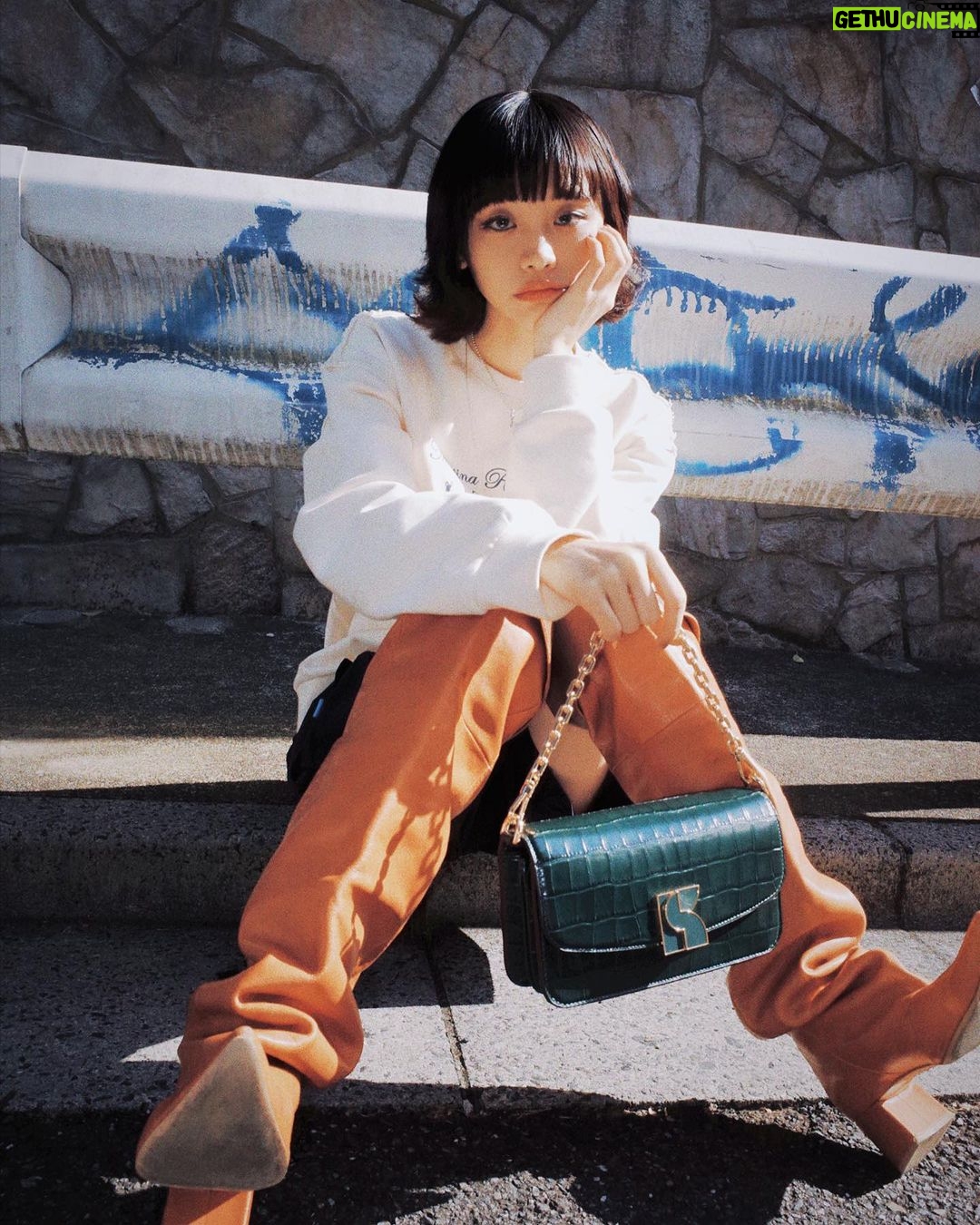 Ruka Instagram - 最近寒くなったけど 冬の太陽昼間明るくて暖かい☀️❣️ ちょっとオーバーサイズクリーミー色のかわいいデザインスウェットと ベイカー風な短パンでちょっと肌見せるのは好きー 寒いから長めのブーツにした👢 今回の主役は新作として登場した、 新アイコンバッグ「ケイト・スペード ダコタ」 モダンなクロコエンボスレザーデザインと 光沢感のあるチェーンストラップとレザークロスボディストラップが付属し変化自在✨ 色んな気分やシーンによってムードを変えるのも楽しみの一つ✨ 2023の冬も色々これからもっと楽しもう!⛄️🌈✨ #katespadejapan #katespadenydakota #ケイトスペード