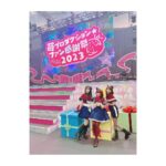 Rumi Okubo Instagram - ⁡ テレビアニメ【推しの子】 苺プロダクション☆ファン感謝祭2023🍓 ⁡ オフショットその②！ ⁡ 全員で朗読や振り返りトーク、 バラエティコーナーをやりました！ バラエティは面白かったけど色々酷かった(笑) でもこのメンバーだから安心して、 楽しむことが出来ましたね！ ⁡ 朗読はなんと伊賀さんの生演奏付き🎹✨ 豪華すぎて演技も引き締まりました！ 音楽と芝居の相乗効果ってすごい！！ ⁡ ⁡ そしてライブパート🎤 新生B小町の3人は、本当に このメンバーで良かったって改めて思います。 当初スタッフチームからは 「衣装も振り付けも完全再現でなくても出来るところまでで大丈夫ですよ」 と、気遣って言って頂いていました。 ⁡ でも衣装の完全再現も、 振り付けの完全再現も、 私はやるならとことんやりたい！と、 思っていましたが… だけど、私たちは3人。 それぞれの考え方がありますし、 完全再現が絶対正しいわけではないので、 強要するのではなく話し合って決めようと、 あくまで私の意見として事務所に提出したら、 他の2人からも同じ回答だったと！ 本当に嬉しかったですね…✨ ⁡ そして「サインはB」の2番から アイ役のりえちゃんが出てくるエモ演出！！ ✨🤍❤️❤️💛✨ リハで何度もやったのに、 本番は新鮮な気持ちで感動しました🥺 「大好きだった、憧れだったアイと 同じステージで歌って踊ってる…！」 私の中のMEMちょが震えてました😈🌟 ⁡ 最後はアニメの2期が2024年に放送されることが 発表され、こちらもめちゃくちゃ盛り上がりましたね！ 舞台編…果たしてどうなるのか！？ もちろんMEMちょも出ますからね♪ 皆さん引き続きお楽しみに！ ⁡ ⁡ 最後の挨拶でも言いましたが、 今回「ああなんて素晴らしい景色だ」って思えたのは、 【推しの子】を産み出してくださった 赤坂アカ先生、横槍メンゴ先生、 アニメ制作チームの皆さん、 共に切磋琢磨するキャストの皆さん、 そして何より、応援してくださるファンの皆さんがいてくれたからです。 【推しの子】はこの全員で作っている、作っていくんだなと、改めて思いました。 ⁡ ⁡ まだまだ盛り上がっていきましょう！！！ これからもよろしくお願い致します🙇‍♀️✨ 感謝祭おつめむ〜😈🌟 ⁡ パンフレット用のその③もあるよ！ ⁡ ⁡ #推しの子 #苺プロダクションファン感謝祭2023