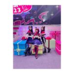 Rumi Okubo Instagram - ⁡ テレビアニメ【推しの子】 苺プロダクション☆ファン感謝祭2023🍓 ⁡ オフショットその②！ ⁡ 全員で朗読や振り返りトーク、 バラエティコーナーをやりました！ バラエティは面白かったけど色々酷かった(笑) でもこのメンバーだから安心して、 楽しむことが出来ましたね！ ⁡ 朗読はなんと伊賀さんの生演奏付き🎹✨ 豪華すぎて演技も引き締まりました！ 音楽と芝居の相乗効果ってすごい！！ ⁡ ⁡ そしてライブパート🎤 新生B小町の3人は、本当に このメンバーで良かったって改めて思います。 当初スタッフチームからは 「衣装も振り付けも完全再現でなくても出来るところまでで大丈夫ですよ」 と、気遣って言って頂いていました。 ⁡ でも衣装の完全再現も、 振り付けの完全再現も、 私はやるならとことんやりたい！と、 思っていましたが… だけど、私たちは3人。 それぞれの考え方がありますし、 完全再現が絶対正しいわけではないので、 強要するのではなく話し合って決めようと、 あくまで私の意見として事務所に提出したら、 他の2人からも同じ回答だったと！ 本当に嬉しかったですね…✨ ⁡ そして「サインはB」の2番から アイ役のりえちゃんが出てくるエモ演出！！ ✨🤍❤️❤️💛✨ リハで何度もやったのに、 本番は新鮮な気持ちで感動しました🥺 「大好きだった、憧れだったアイと 同じステージで歌って踊ってる…！」 私の中のMEMちょが震えてました😈🌟 ⁡ 最後はアニメの2期が2024年に放送されることが 発表され、こちらもめちゃくちゃ盛り上がりましたね！ 舞台編…果たしてどうなるのか！？ もちろんMEMちょも出ますからね♪ 皆さん引き続きお楽しみに！ ⁡ ⁡ 最後の挨拶でも言いましたが、 今回「ああなんて素晴らしい景色だ」って思えたのは、 【推しの子】を産み出してくださった 赤坂アカ先生、横槍メンゴ先生、 アニメ制作チームの皆さん、 共に切磋琢磨するキャストの皆さん、 そして何より、応援してくださるファンの皆さんがいてくれたからです。 【推しの子】はこの全員で作っている、作っていくんだなと、改めて思いました。 ⁡ ⁡ まだまだ盛り上がっていきましょう！！！ これからもよろしくお願い致します🙇‍♀️✨ 感謝祭おつめむ〜😈🌟 ⁡ パンフレット用のその③もあるよ！ ⁡ ⁡ #推しの子 #苺プロダクションファン感謝祭2023