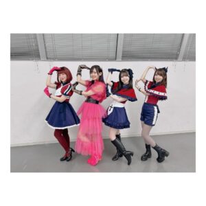 Rumi Okubo Instagram - ⁡
テレビアニメ【推しの子】
苺プロダクション☆ファン感謝祭2023🍓
⁡
オフショットその②！
⁡
全員で朗読や振り返りトーク、
バラエティコーナーをやりました！
バラエティは面白かったけど色々酷かった(笑)
でもこのメンバーだから安心して、
楽しむことが出来ましたね！
⁡
朗読はなんと伊賀さんの生演奏付き🎹✨
豪華すぎて演技も引き締まりました！
音楽と芝居の相乗効果ってすごい！！
⁡
⁡
そしてライブパート🎤
新生B小町の3人は、本当に
このメンバーで良かったって改めて思います。
当初スタッフチームからは
「衣装も振り付けも完全再現でなくても出来るところまでで大丈夫ですよ」
と、気遣って言って頂いていました。
⁡
でも衣装の完全再現も、
振り付けの完全再現も、
私はやるならとことんやりたい！と、
思っていましたが…
だけど、私たちは3人。
それぞれの考え方がありますし、
完全再現が絶対正しいわけではないので、
強要するのではなく話し合って決めようと、
あくまで私の意見として事務所に提出したら、
他の2人からも同じ回答だったと！
本当に嬉しかったですね…✨
⁡
そして「サインはB」の2番から
アイ役のりえちゃんが出てくるエモ演出！！
 ✨🤍❤️❤️💛✨
リハで何度もやったのに、
本番は新鮮な気持ちで感動しました🥺
「大好きだった、憧れだったアイと
同じステージで歌って踊ってる…！」
私の中のMEMちょが震えてました😈🌟
⁡
最後はアニメの2期が2024年に放送されることが
発表され、こちらもめちゃくちゃ盛り上がりましたね！
舞台編…果たしてどうなるのか！？
もちろんMEMちょも出ますからね♪
皆さん引き続きお楽しみに！
⁡
⁡
最後の挨拶でも言いましたが、
今回「ああなんて素晴らしい景色だ」って思えたのは、
【推しの子】を産み出してくださった
赤坂アカ先生、横槍メンゴ先生、
アニメ制作チームの皆さん、
共に切磋琢磨するキャストの皆さん、
そして何より、応援してくださるファンの皆さんがいてくれたからです。
【推しの子】はこの全員で作っている、作っていくんだなと、改めて思いました。
⁡
⁡
まだまだ盛り上がっていきましょう！！！
これからもよろしくお願い致します🙇‍♀️✨
感謝祭おつめむ〜😈🌟
⁡
パンフレット用のその③もあるよ！
⁡
⁡
#推しの子
#苺プロダクションファン感謝祭2023