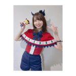 Rumi Okubo Instagram - ⁡ テレビアニメ【推しの子】 苺プロダクション☆ファン感謝祭2023🍓 ⁡ オフショットその①！ まずはソロのオフショットです！ ⁡ トークパートはイエローをメインにした 可愛らしくも大人っぽい衣装でした！ スタイリストは原田幸枝さん👗 大きい星のピアスもお気に入りです🌟 ⁡ ⁡ ライブパートはなんとあのアイドル衣装製作で 有名なオサレカンパニーさん🤵‍♀️✨ MEMちょはショートパンツだったので、 中が見えすぎないよう原作ではニーハイなのですが、 今回はタイツにしてもらいました！ こちらからの細かい要望にも応えてくださり、 細部までこだわって頂き… 「本当に新生B小町の衣装だー！！！」 って最初に見た時は感動しました🥺✨ ⁡ 踊りやすくて、可愛くて、着るのが 毎回楽しかったです💛 ありがとうございました！ ⁡ MEMちょぬいと同じ格好してるー♪って イベント中もぬい連れ回してました(笑) ⁡ ⁡ そしてマネージャーが撮ってくださった、 ライブ中の後ろからの舞台の風景も 舞台上の私たちからは見えないので とても新鮮でした！ たくさんのサイリウムの海…✨ どのキャラも好きだし、 どんなカラーでも嬉しいですが、 やっぱり黄色のサイリウムを見ると 元気が出ました！！ ちゃんと見えてたよ、君のサイリウム！！！ ありがとうーーー💛💛💛 ⁡ ⁡ 実はちゃんと衣装着て歌って踊ってのライブは すごく久しぶりだったので、 身体作るのも体力作るのも最初は心配だったのですが、 最初の頃から長年やっていた七森中ごらく部が めちゃくちゃ歌って踊ってのコンテンツだったので、 ちゃんと身体が感覚を覚えていて、 振り付けも割とスムーズに入りましたし 個人的に自分の大事なポイントは 「歌って踊っている最中はどんなに大変でも、 笑顔でいること！！」(歌詞の内容によっては 違う時もありますが…) なんですけど、それも含め、パフォーマンスが しっかり私の中に根付いているというか…！ ちゃんと今まで経験したことって 身体が覚えてて、身になっているんだなぁって、 こっそり感心したりしてました…笑 ⁡ 経験してきたことも、 きっと今経験したことも、 これからの私の力になっていくんだな。 そんな風に思えるライブでした。 ⁡ ⁡ 配信をご購入の方は12月3日の期限までは 何度でも見られるので、 イベントをたくさん見てくださいねー！！ ⁡ ⁡ ⁡ ⁡ その②へ続く〜！ ⁡ ⁡ ⁡ #推しの子 #苺プロダクションファン感謝祭2023 #大久保瑠美 #MEMちょ ⁡ ⁡ ⁡