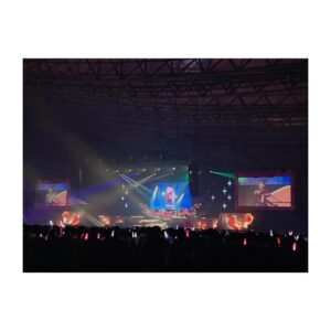 Rumi Okubo Instagram - ⁡
テレビアニメ【推しの子】
苺プロダクション☆ファン感謝祭2023🍓
⁡
オフショットその①！
まずはソロのオフショットです！
⁡
トークパートはイエローをメインにした
可愛らしくも大人っぽい衣装でした！
スタイリストは原田幸枝さん👗
大きい星のピアスもお気に入りです🌟
⁡
⁡
ライブパートはなんとあのアイドル衣装製作で
有名なオサレカンパニーさん🤵‍♀️✨
MEMちょはショートパンツだったので、
中が見えすぎないよう原作ではニーハイなのですが、
今回はタイツにしてもらいました！
こちらからの細かい要望にも応えてくださり、
細部までこだわって頂き…
「本当に新生B小町の衣装だー！！！」
って最初に見た時は感動しました🥺✨
⁡
踊りやすくて、可愛くて、着るのが
毎回楽しかったです💛
ありがとうございました！
⁡
MEMちょぬいと同じ格好してるー♪って
イベント中もぬい連れ回してました(笑)
⁡
⁡
そしてマネージャーが撮ってくださった、
ライブ中の後ろからの舞台の風景も
舞台上の私たちからは見えないので
とても新鮮でした！
たくさんのサイリウムの海…✨
どのキャラも好きだし、
どんなカラーでも嬉しいですが、
やっぱり黄色のサイリウムを見ると
元気が出ました！！
ちゃんと見えてたよ、君のサイリウム！！！
ありがとうーーー💛💛💛
⁡
⁡
実はちゃんと衣装着て歌って踊ってのライブは
すごく久しぶりだったので、
身体作るのも体力作るのも最初は心配だったのですが、
最初の頃から長年やっていた七森中ごらく部が
めちゃくちゃ歌って踊ってのコンテンツだったので、
ちゃんと身体が感覚を覚えていて、
振り付けも割とスムーズに入りましたし
個人的に自分の大事なポイントは
「歌って踊っている最中はどんなに大変でも、
笑顔でいること！！」(歌詞の内容によっては
違う時もありますが…)
なんですけど、それも含め、パフォーマンスが
しっかり私の中に根付いているというか…！
ちゃんと今まで経験したことって
身体が覚えてて、身になっているんだなぁって、
こっそり感心したりしてました…笑
⁡
経験してきたことも、
きっと今経験したことも、
これからの私の力になっていくんだな。
そんな風に思えるライブでした。
⁡
⁡
配信をご購入の方は12月3日の期限までは
何度でも見られるので、
イベントをたくさん見てくださいねー！！
⁡
⁡
⁡
⁡
その②へ続く〜！
⁡
⁡
⁡
#推しの子
#苺プロダクションファン感謝祭2023
#大久保瑠美
#MEMちょ
⁡
⁡
⁡