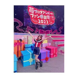 Rumi Okubo Instagram - ⁡
テレビアニメ【推しの子】
苺プロダクション☆ファン感謝祭2023🍓
⁡
オフショットその①！
まずはソロのオフショットです！
⁡
トークパートはイエローをメインにした
可愛らしくも大人っぽい衣装でした！
スタイリストは原田幸枝さん👗
大きい星のピアスもお気に入りです🌟
⁡
⁡
ライブパートはなんとあのアイドル衣装製作で
有名なオサレカンパニーさん🤵‍♀️✨
MEMちょはショートパンツだったので、
中が見えすぎないよう原作ではニーハイなのですが、
今回はタイツにしてもらいました！
こちらからの細かい要望にも応えてくださり、
細部までこだわって頂き…
「本当に新生B小町の衣装だー！！！」
って最初に見た時は感動しました🥺✨
⁡
踊りやすくて、可愛くて、着るのが
毎回楽しかったです💛
ありがとうございました！
⁡
MEMちょぬいと同じ格好してるー♪って
イベント中もぬい連れ回してました(笑)
⁡
⁡
そしてマネージャーが撮ってくださった、
ライブ中の後ろからの舞台の風景も
舞台上の私たちからは見えないので
とても新鮮でした！
たくさんのサイリウムの海…✨
どのキャラも好きだし、
どんなカラーでも嬉しいですが、
やっぱり黄色のサイリウムを見ると
元気が出ました！！
ちゃんと見えてたよ、君のサイリウム！！！
ありがとうーーー💛💛💛
⁡
⁡
実はちゃんと衣装着て歌って踊ってのライブは
すごく久しぶりだったので、
身体作るのも体力作るのも最初は心配だったのですが、
最初の頃から長年やっていた七森中ごらく部が
めちゃくちゃ歌って踊ってのコンテンツだったので、
ちゃんと身体が感覚を覚えていて、
振り付けも割とスムーズに入りましたし
個人的に自分の大事なポイントは
「歌って踊っている最中はどんなに大変でも、
笑顔でいること！！」(歌詞の内容によっては
違う時もありますが…)
なんですけど、それも含め、パフォーマンスが
しっかり私の中に根付いているというか…！
ちゃんと今まで経験したことって
身体が覚えてて、身になっているんだなぁって、
こっそり感心したりしてました…笑
⁡
経験してきたことも、
きっと今経験したことも、
これからの私の力になっていくんだな。
そんな風に思えるライブでした。
⁡
⁡
配信をご購入の方は12月3日の期限までは
何度でも見られるので、
イベントをたくさん見てくださいねー！！
⁡
⁡
⁡
⁡
その②へ続く〜！
⁡
⁡
⁡
#推しの子
#苺プロダクションファン感謝祭2023
#大久保瑠美
#MEMちょ
⁡
⁡
⁡