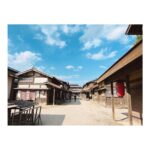 Rumi Okubo Instagram - ⁡ ⁡ 写真その② ⁡ 推しの子コラボはもちろん、 様々なところも楽しませて頂きました！ 建物の世界観が作り込まれていたので 歩くだけでも楽しい…😌 お化け屋敷や立体迷路にも挑戦しました！ お化け屋敷は李依ちゃんもごまちゃんも 怖がって私の腕にしがみついてきてて、 両手に華だったので幸せでした…笑🌼👻 いや私も怖かったですけどね！ 人が怖がってるとズンズン進んじゃうタイプです！ ⁡ そして、私の大好きなエヴァ発見！！！ 初号機の手のひらに乗れるなんて… 最高かよ✨✨ エントリープラグは時間的に難しかったので、 次に行った時は乗りたいと思います！ ちなみに私はエヴァ弍号機推しなので、 いつか弍号機、もちろん零号機も… エヴァの立体像が たくさん作られる日を夢見てます🙏🏻 ⁡ ⁡ 映画村はまだまだ楽しめるところがいっぱい あったので、また是非行きたいです✨ 皆さんも行かれる際は推しの子コラボを 楽しみつつ、他のアトラクションにも是非 挑戦してみてくださいね〜🥷⚔️ ⁡ ⁡ ⁡ #東映太秦映画村 #推しの子 #大久保瑠美 #高橋李依 ちゃん #伊駒ゆりえ ちゃん ⁡ ⁡ ⁡ ⁡