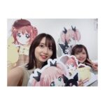 Rumi Okubo Instagram - ⁡ ⁡ ⁡ みかしーと原宿ラフォーレで開催中の 「ゆるゆり&大室家×サンリオキャラクターズ」 PremiumShop ⁡ こちらにお邪魔してきました✨ サインも書いてきましたよ✍🏻 ⁡ 前回の時も思いましたが、サンリオコラボは グッズがあまりにも可愛い！ 今回のちなつはクロミちゃんとコラボ🩷🖤 似合っててきゃわいいねぇ〜（ ◜ω◝ ）ﾆﾁｬｱ ⁡ ⁡ お店の皆さまも本当に良くしてくださって… パネルの写真の撮り方とか、 アクスタが映えるフォトスポットとか、 色々案内して頂きました✨ ありがとうございます😊 ⁡ フォトスポットで撮ったちなつは まるでお姫様のよう…👑🎀 似合う、似合うよっ📸ﾊﾟｼｬﾊﾟｼｬｯ 4人でも似合うねっ📸ﾊﾟｼｬﾊﾟｼｬﾊﾟｼｬｯ ⁡ ラバストも箱でゲットしたので、 お会いしたキャストの皆さまにプレゼントして いけたらなんて思ってます♡ ⁡ コラボドリンクは現在は生徒会！ 私は櫻子のドリンクにしました🌸 美味しかった〜😋 ⁡ ⁡ それにしても、こうして何度もコラボがあると、 ゆるゆりがずっと続いてて、人気があって、 幸せだな〜って感じられます😌 もちろん大室家も同じくらい最高です✨ ⁡ ⁡ 原宿のショップは7日まで！ 皆さんも是非足を運んでくださいねー！ ⁡ ⁡ ⁡ #ゆるゆり #大室家 #サンリオ #PremiumShopmのお花 ⁡
