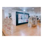 Rumi Okubo Instagram - ⁡ ⁡ ⁡ みかしーと原宿ラフォーレで開催中の 「ゆるゆり&大室家×サンリオキャラクターズ」 PremiumShop ⁡ こちらにお邪魔してきました✨ サインも書いてきましたよ✍🏻 ⁡ 前回の時も思いましたが、サンリオコラボは グッズがあまりにも可愛い！ 今回のちなつはクロミちゃんとコラボ🩷🖤 似合っててきゃわいいねぇ〜（ ◜ω◝ ）ﾆﾁｬｱ ⁡ ⁡ お店の皆さまも本当に良くしてくださって… パネルの写真の撮り方とか、 アクスタが映えるフォトスポットとか、 色々案内して頂きました✨ ありがとうございます😊 ⁡ フォトスポットで撮ったちなつは まるでお姫様のよう…👑🎀 似合う、似合うよっ📸ﾊﾟｼｬﾊﾟｼｬｯ 4人でも似合うねっ📸ﾊﾟｼｬﾊﾟｼｬﾊﾟｼｬｯ ⁡ ラバストも箱でゲットしたので、 お会いしたキャストの皆さまにプレゼントして いけたらなんて思ってます♡ ⁡ コラボドリンクは現在は生徒会！ 私は櫻子のドリンクにしました🌸 美味しかった〜😋 ⁡ ⁡ それにしても、こうして何度もコラボがあると、 ゆるゆりがずっと続いてて、人気があって、 幸せだな〜って感じられます😌 もちろん大室家も同じくらい最高です✨ ⁡ ⁡ 原宿のショップは7日まで！ 皆さんも是非足を運んでくださいねー！ ⁡ ⁡ ⁡ #ゆるゆり #大室家 #サンリオ #PremiumShopmのお花 ⁡