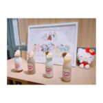 Rumi Okubo Instagram - ⁡ ⁡ ⁡ みかしーと原宿ラフォーレで開催中の 「ゆるゆり&大室家×サンリオキャラクターズ」 PremiumShop ⁡ こちらにお邪魔してきました✨ サインも書いてきましたよ✍🏻 ⁡ 前回の時も思いましたが、サンリオコラボは グッズがあまりにも可愛い！ 今回のちなつはクロミちゃんとコラボ🩷🖤 似合っててきゃわいいねぇ〜（ ◜ω◝ ）ﾆﾁｬｱ ⁡ ⁡ お店の皆さまも本当に良くしてくださって… パネルの写真の撮り方とか、 アクスタが映えるフォトスポットとか、 色々案内して頂きました✨ ありがとうございます😊 ⁡ フォトスポットで撮ったちなつは まるでお姫様のよう…👑🎀 似合う、似合うよっ📸ﾊﾟｼｬﾊﾟｼｬｯ 4人でも似合うねっ📸ﾊﾟｼｬﾊﾟｼｬﾊﾟｼｬｯ ⁡ ラバストも箱でゲットしたので、 お会いしたキャストの皆さまにプレゼントして いけたらなんて思ってます♡ ⁡ コラボドリンクは現在は生徒会！ 私は櫻子のドリンクにしました🌸 美味しかった〜😋 ⁡ ⁡ それにしても、こうして何度もコラボがあると、 ゆるゆりがずっと続いてて、人気があって、 幸せだな〜って感じられます😌 もちろん大室家も同じくらい最高です✨ ⁡ ⁡ 原宿のショップは7日まで！ 皆さんも是非足を運んでくださいねー！ ⁡ ⁡ ⁡ #ゆるゆり #大室家 #サンリオ #PremiumShopmのお花 ⁡
