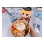 Rumi Okubo Instagram - ⁡ ⁡ ★ FGO Fes. 2023 ★ ⁡ 2日間のステージの感想！ 改めて、ありがとうございました！ ⁡ ⁡ まず1日目！私が登壇したステージは、 「FGOキャスト大集合トーク！」 MCを担当させて頂きました✨ フェス初参加の方も多く、とても濃ゆくて、 楽しくて、エモいお話が色々聞けましたね！ 私もMCながら大興奮して大暴れしました(笑) キャストの皆さんのトークが面白すぎて、 1時間が体感一瞬でした😊 ⁡ ⁡ 控え室では森遥香さんにも会えました！ 2021年の「FGO知識王」の際に 司会を務めてくださったアナウンサーさんです✨ たわし…宝具2…うっ頭がっ… ⁡ ⁡ そして2日目！ 朝イチのステージは「Fate/Grand Order カルデア・ラジオ局 Plus Fes出張版 Day2」 ガレス役の桑原由気ちゃんがゲストに 来てくださいました〜👏🏻 くわちゃんは本当に可愛くて癒しで、 ガレスちゃんへの想いも色々聞けて、 とても充実した時間でした…( ˘ω˘) 我々の推しプレゼンができたのも楽しかった！ ⁡ ⁡ そして2つ目のステージは、 「キャラクターピックアップトーク ～イベントサーヴァントの宴～」 こちらのステージもMCを担当しました！ こちらも濃ゆかったですねぇ〜(笑) イベントの配布サーヴァント縛りだったのに、 皆さんの高速詠唱が止まらない止まらない！ ついでに私も止まらない！！！ 太田さんが隣にいてくださって本当に助かりました…😌 でもどの方の高速詠唱(お話)も楽しかったので 流石のメンバーでした！ あおちゃんとも久しぶりに一緒のステージで 嬉しかったです〜♡ ⁡ ⁡ 最後のステージは、 「Fate/Grand Order カルデア放送局 裏SP」 メインステージの発表を見ながら、 台本無しで自由にトークする裏番組！！ 「Memorial Movie 2023」に泣いたり、 お客さんに話しかけたり、全然関係ない話をし始めたり、 新情報のタイミングで一緒に盛り上がったり… 自由で、楽しくて、最高でした(つД`)･ﾟ･ こちらのステージに足を運んでくださった皆さん、 ありがとうございました！ 最後テンション上がって 「今日だけは許そう、課金は家賃超え！」 って言ってコーレスまでさせてしまいました🙇‍♀️ ノリよく返してくださってありがとうございます🤣 まぁあくまでノリですので、 最後はご自分のお財布と相談してね！👛笑 ちなみに写真はそれぞれの推しを小林くんに プレゼンする私と美海ちゃん！ ⁡ ⁡ そしてこれらの配信をご覧になってくださった皆さんも、 たくさんの応援やコメントありがとうございました！！ ⁡ 2日間ずっと一緒にいてくれた ギルぬい様もありがとうね〜ﾅﾃﾞﾅﾃﾞ ガパオライス食べようね😋🍴 ⁡ ⁡ ⁡ ⁡ FGOもついに8周年✨✨ 周年サーヴァントのトネリコを幸せにしつつ、 ランサーエリザを120目指しつつ、 これからもFGOに関われる幸せを噛み締めつつ、 エリザベートとアストルフォ、そして 全てのサーヴァントと作品、何より 応援してくださる皆さんを大切にしながら、 また来年もこの場所でお会いできたらと思います！ ⁡ ⁡ 2日間、本当にありがとうございました🫶🏻 ⁡ ⁡ ⁡ #FGO #FGOフェス #FGO8周年