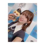 Rumi Okubo Instagram - ⁡ ⁡ ★ FGO Fes. 2023 ★ ありがとうございました！！ ⁡ 様々なステージに登壇させて頂きましたが、 お衣装もアクセサリーや髪型も 色々拘らせて頂きました…♡ なのでまずは私のソロショットから アップしていきますー📸👚 ⁡ 1日目のTシャツアレンジは、 白いスカートに大きな襟、パールのネックレス、 全てが超お気に入りです！！ これを選んで良かった〜( ˘ω˘) 別の配信で川澄さんと植田さんも 褒めてくださって…めちゃくちゃ嬉しかったです！ ⁡ 2日目のTシャツアレンジも、 スカートのボリュームがとても可愛く、 缶バッジをコッソリつけていたりと グッズで色々遊んでいました✨ ⁡ 2日目にMCを担当した時のワンピースは とてもラインが美しい、綺麗めワンピース！ なのにコンちゃんのカチューシャが似合うという、 ある意味完璧な、素晴らしいお洋服でした…👗 ⁡ ⁡ 最後のステージはブルーの刺繍が映える ボリューミーなワンピースで、 せっかく最後なので派手にしちゃいました！ 袖も大きくてめっちゃ可愛い〜😍💙 ⁡ ⁡ これらの衣装は全て、 スタイリストの原田幸枝さんが用意してくださり、 一緒にあれこれ相談して決めました！ 私は割と服もアクセサリーも 自分で選ぶのが好きなのですが、 いつも私好みの服をたくさん揃えてくださる、 素敵なスタイリストさんです✨ いつもありがとうございます🙏🏻 ⁡ ⁡ メイクは寺田英美さん💄 2日目のお団子ヘアにはお花のクリップを いっぱい飾ってくれたり🌸 最後のステージはゴールドのヘアピンで 華やかにしてくださったり…✨ メイクもヘアも可愛く仕上げてくださり、 いつもありがとうございます🙏🏻 ⁡ ⁡ 更に川澄さんから控え室で 他の衣装や私服まで褒めて頂けて…♡ う、う、嬉しい〜〜〜🥰 いつもオシャレで美しい川澄さんに言われたからこそ、 めちゃくちゃ自信持って登壇できました！ ⁡ ⁡ ⁡ ⁡ 本当に皆さま至れり尽くせりで、 ありがとうございました！！！ ⁡ ⁡ ⁡ #FGO #FGOフェス #FGO8周年 ⁡ ⁡