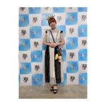 Rumi Okubo Instagram - ⁡ ⁡ ★ FGO Fes. 2023 ★ ありがとうございました！！ ⁡ 様々なステージに登壇させて頂きましたが、 お衣装もアクセサリーや髪型も 色々拘らせて頂きました…♡ なのでまずは私のソロショットから アップしていきますー📸👚 ⁡ 1日目のTシャツアレンジは、 白いスカートに大きな襟、パールのネックレス、 全てが超お気に入りです！！ これを選んで良かった〜( ˘ω˘) 別の配信で川澄さんと植田さんも 褒めてくださって…めちゃくちゃ嬉しかったです！ ⁡ 2日目のTシャツアレンジも、 スカートのボリュームがとても可愛く、 缶バッジをコッソリつけていたりと グッズで色々遊んでいました✨ ⁡ 2日目にMCを担当した時のワンピースは とてもラインが美しい、綺麗めワンピース！ なのにコンちゃんのカチューシャが似合うという、 ある意味完璧な、素晴らしいお洋服でした…👗 ⁡ ⁡ 最後のステージはブルーの刺繍が映える ボリューミーなワンピースで、 せっかく最後なので派手にしちゃいました！ 袖も大きくてめっちゃ可愛い〜😍💙 ⁡ ⁡ これらの衣装は全て、 スタイリストの原田幸枝さんが用意してくださり、 一緒にあれこれ相談して決めました！ 私は割と服もアクセサリーも 自分で選ぶのが好きなのですが、 いつも私好みの服をたくさん揃えてくださる、 素敵なスタイリストさんです✨ いつもありがとうございます🙏🏻 ⁡ ⁡ メイクは寺田英美さん💄 2日目のお団子ヘアにはお花のクリップを いっぱい飾ってくれたり🌸 最後のステージはゴールドのヘアピンで 華やかにしてくださったり…✨ メイクもヘアも可愛く仕上げてくださり、 いつもありがとうございます🙏🏻 ⁡ ⁡ 更に川澄さんから控え室で 他の衣装や私服まで褒めて頂けて…♡ う、う、嬉しい〜〜〜🥰 いつもオシャレで美しい川澄さんに言われたからこそ、 めちゃくちゃ自信持って登壇できました！ ⁡ ⁡ ⁡ ⁡ 本当に皆さま至れり尽くせりで、 ありがとうございました！！！ ⁡ ⁡ ⁡ #FGO #FGOフェス #FGO8周年 ⁡ ⁡